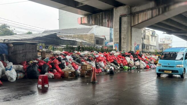 Tumpukan sampah di bawah flyover Ciputat, jalan Ir Haji Juanda, Ciputat, Kota Tangsel, Kamis (11/12). Foto: Andre Pradana/Tangselife