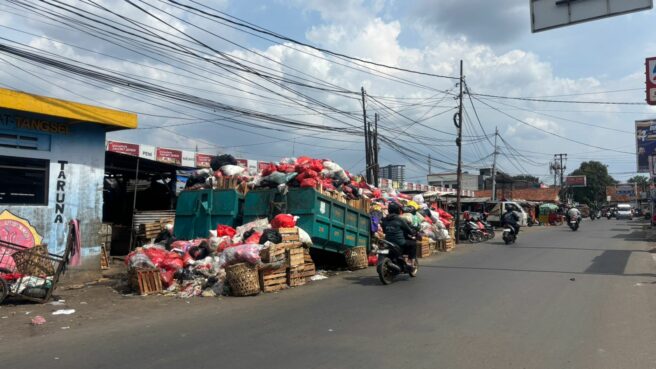Tumpukan sampah di Pasar Jombang, Ciputat. Foto: Andre Pradana/Tangselife