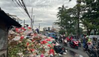 Tumpukan sampah di trotoar jalan Cimanggis, Ciputat. Foto: Dwi Oktaviani/Tangselife
