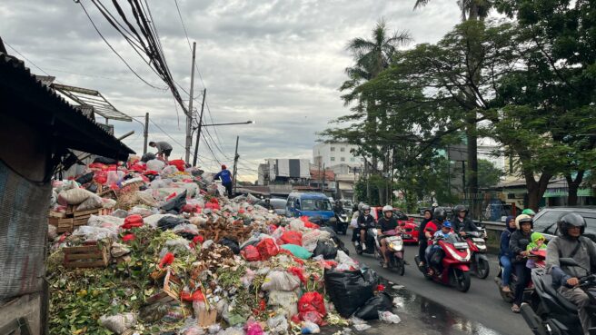 Tumpukan sampah di trotoar jalan Cimanggis, Ciputat. Foto: Dwi Oktaviani/Tangselife
