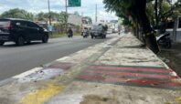 Kondisi trotoar di Setu Tangsel yang viral karena guiding block tampak hanya di cat. Foto: Andre Pradana/Tangselife
