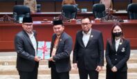 Wakil Ketua DPRD Tangsel serahkan dokumen reses kepada Wakil Wali Kota Pilar Saga Ichsan.