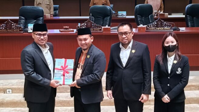 Wakil Ketua DPRD Tangsel serahkan dokumen reses kepada Wakil Wali Kota Pilar Saga Ichsan.