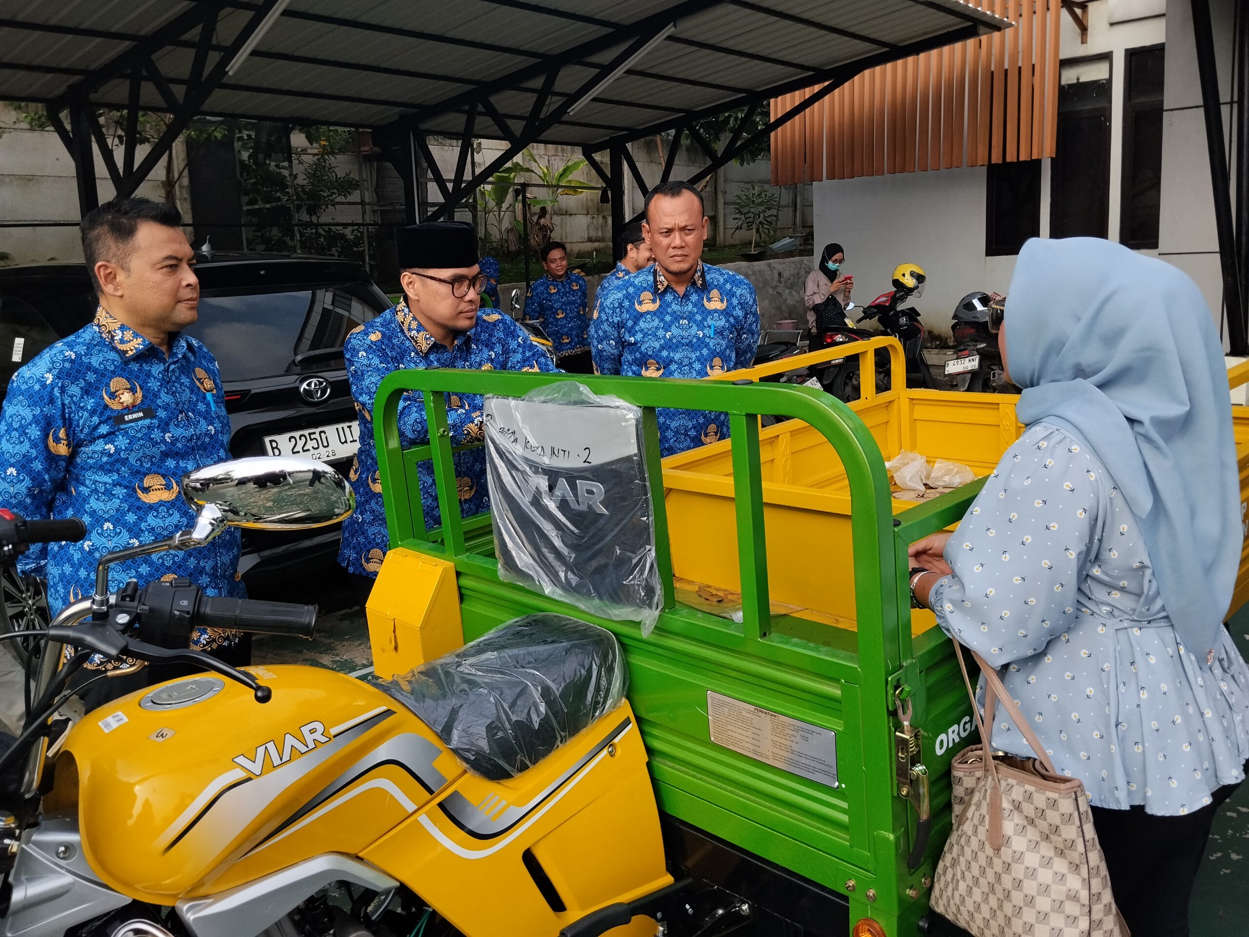 Wakil Wali Kota Tangsel, Pilar Saga Ichsan memberikan arahan terkait pengelolaan sampah pada TPS 3R