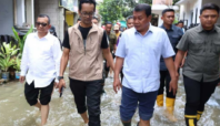 Bupati Tangerang Maesyal Rasyid saat meninjau lokasi banjir di Taman Cikande, Kecamatan Jayanti, Kabupaten Tangerang, Jumat 16 Januari 2026