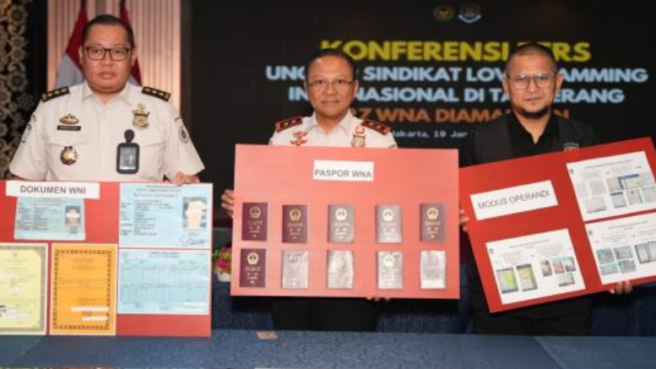 Direktorat Jenderal Imigrasi menunjukkan barang bukti sindikat kejahatan love scamming di kawasan Tangerang/Istimewa