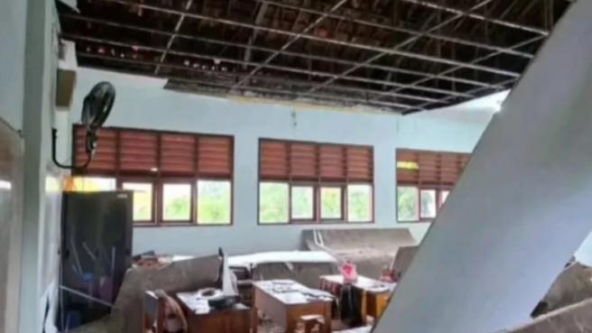 Plafon SMAN 5 Kabupaten Tangerang Ambruk