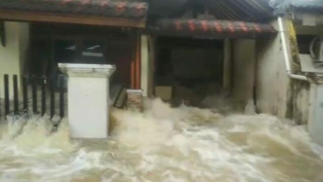 Ratusan Rumah di Pinang Griya Tangerang Terendam Banjir Akibat Tanggul Kali Angke Jebol