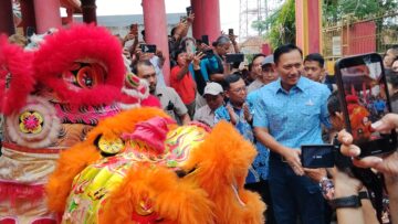 AHY Kunjungi Vihara Hok Tek Bio Teluk Naga, Bagikan Ratusan Paket Sembako