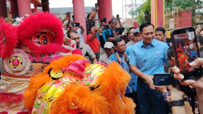 AHY Kunjungi Vihara Hok Tek Bio Teluk Naga, Bagikan Ratusan Paket Sembako