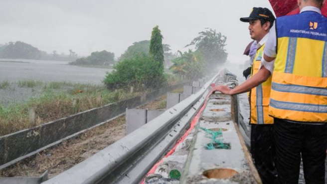 Kementerian PU Bangun Tanggul Darurat di Tol Tangerang-Merak KM 50
