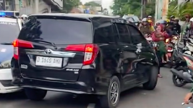 Pengemudi Toyota Calya Ugal-ugalan di Gunung Sahari