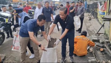 Menteri LH dan Wali Kota Tangsel Bersih-bersih Sampah di Jalan Raya Serpong