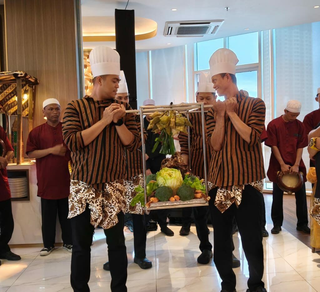 Menu Iftar Kambing Guling di Atria Hotel Gading Serpong