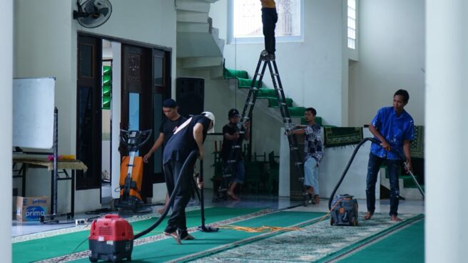 ARYADUTA Lippo Village Membersihkan Masjid di Lingkungan Sekitar