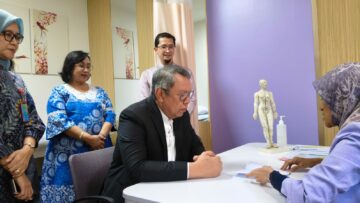 Walikota Tangsel Benyamin Davnie saat Meresmikan Poliklinik Holistik di RS Hermina Serpong, Kamis 12 Februari 2026.