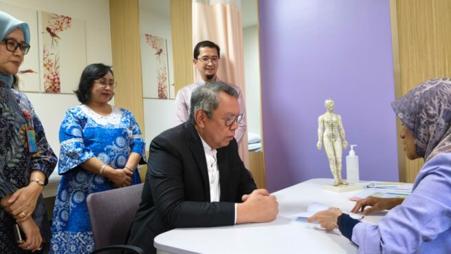 Walikota Tangsel Benyamin Davnie saat Meresmikan Poliklinik Holistik di RS Hermina Serpong, Kamis 12 Februari 2026.