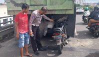 Kecelakaan libatkan kendaraan bermotor dan truk tronton di Flyover Ciputat, Kota Tangsel, Selasa (17/2). Foto: ist