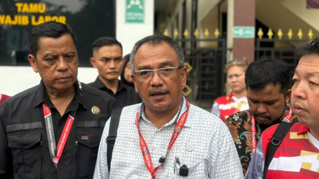 Andri Junirsal (tengah), Kuasa hukum korban penusukan matel di Kepala Dua Tangerang, saat mendatangi Mapolres Tangsel, Selasa (24/2). Foto: Andre Pradana/Tangselife