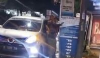 Pria ngaku aparat diduga todong pistol-borgol driver online di Setu, Tangsel. Foto: tangkapan layar @dashcampindonesia