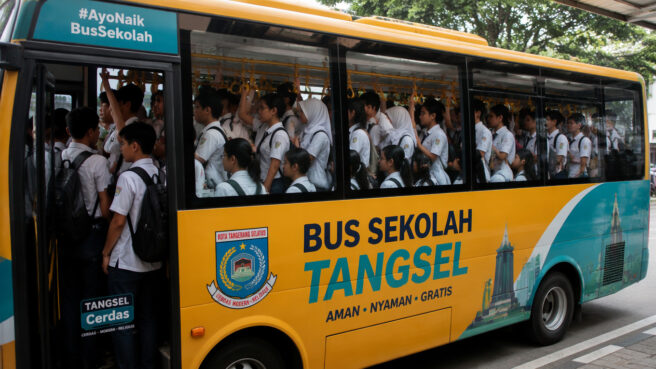 Ilustrasi Bus Sekolah Tangsel Penuh