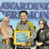 Direktur Sekolah Islam Al-Azhar BSD, Noor Khoirudin, MBA (tengah)