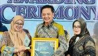Direktur Sekolah Islam Al-Azhar BSD, Noor Khoirudin, MBA (tengah)