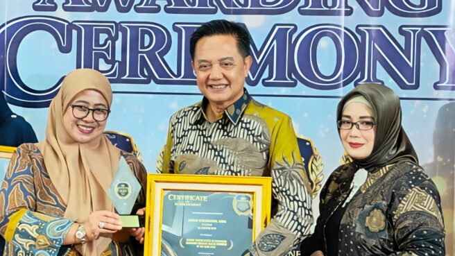 Direktur Sekolah Islam Al-Azhar BSD, Noor Khoirudin, MBA (tengah)