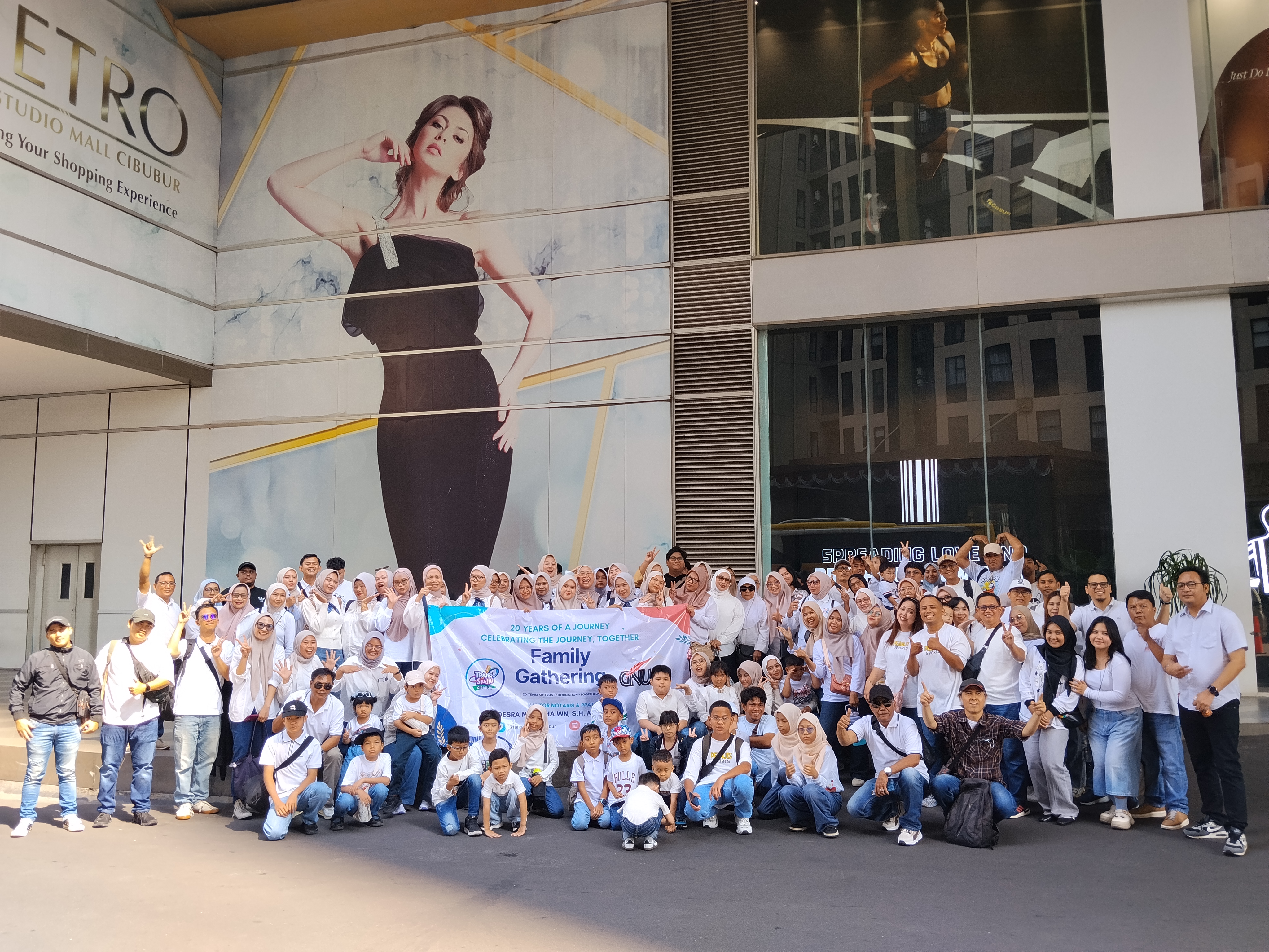 Bukan Sekadar Rekreasi, Family Gathering Jadi Momentum Pererat Keluarga Besar Notaris Desra Natasha 2 Family Gathering Peringati Anniversary ke-20 Kantor Notaris Desra Natasha WN.