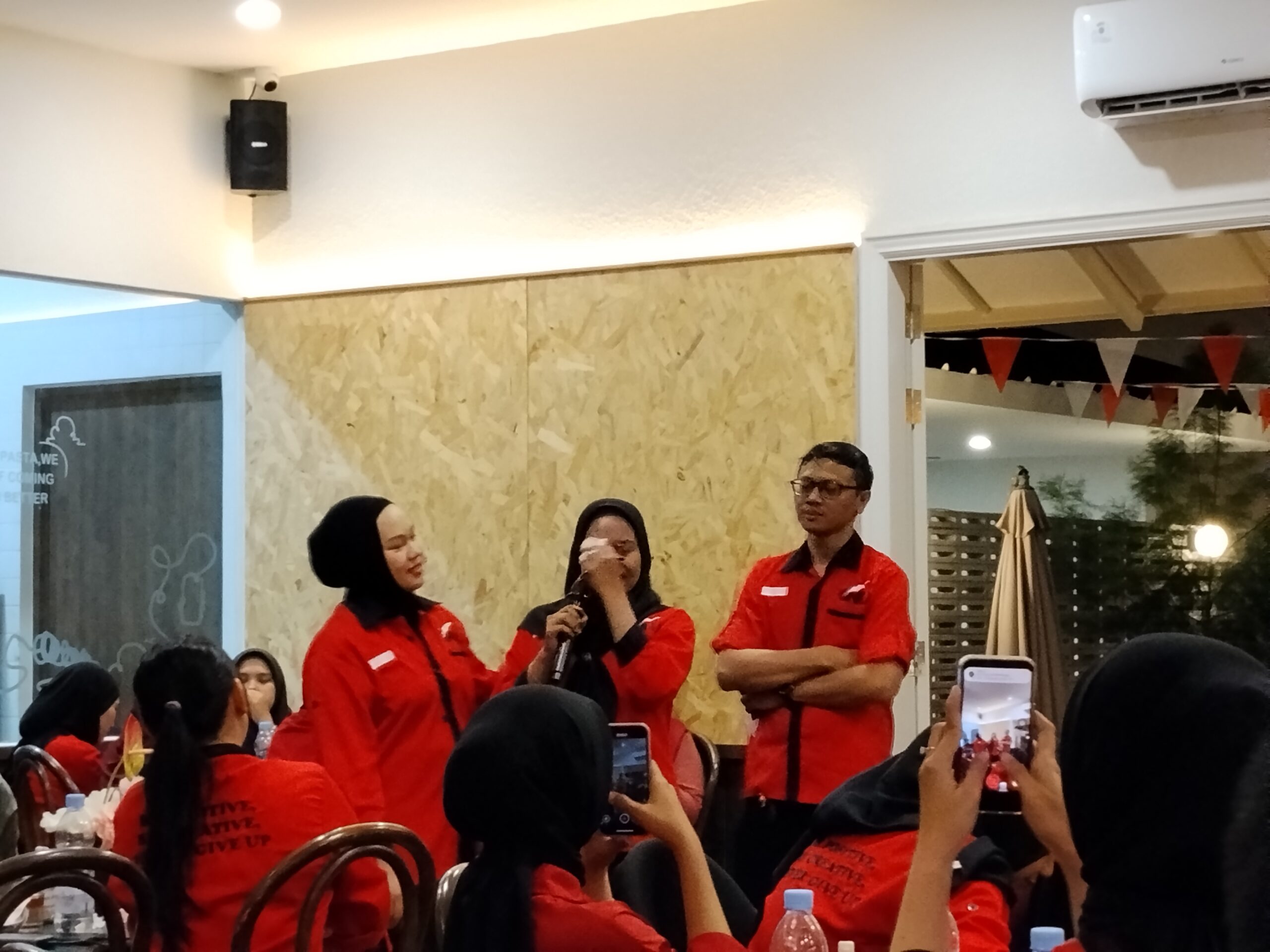 20 Tahun Kantor Notaris Desra Natasha, Syukur dan Kebersamaan Jadi Kunci Perjalanan 2 Momen tangis haru Hikmah saat menyampaikan pesan dan kesan bekerja di Kantor Notaris Desra Natasha